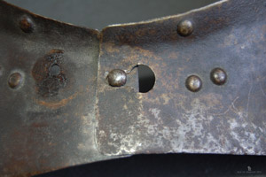 Side keyhole latch of the gorget